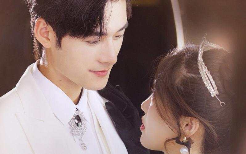 觉醒后，我成了霸总白月光 全集